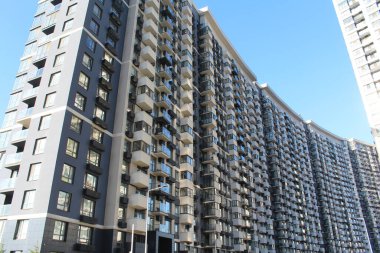 Parktaki modern bina