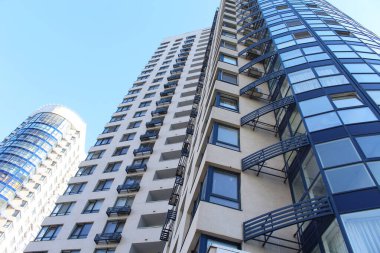 Gökdelenler ve açık mavi gökyüzü