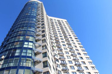 Gökdelenler ve açık mavi gökyüzü