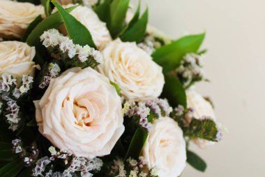 Çiçekler güzel pembe güllerdir, bir buket beyaz ve pembe gül.