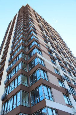 Şehrin modern binası, yeni binanın ön cephesi.