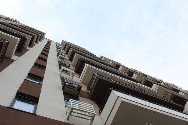 Balkonları olan yeni bir binanın ön cephesi