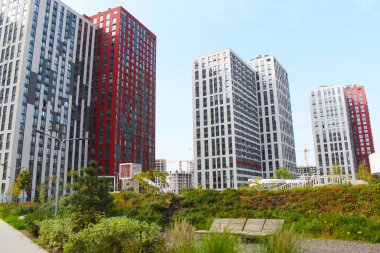 Kyiv şehrinde güzel ek binaları olan modern binalar, Kyiv Ukrayna şehrinde yeni binalar,