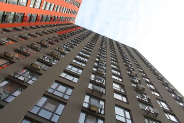 Gökdelenler ve mavi gökyüzü