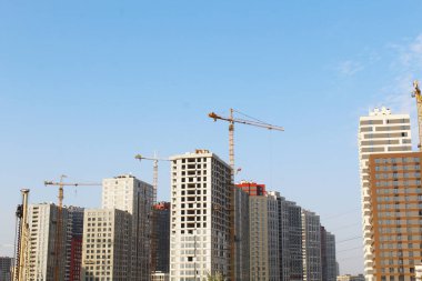 Mavi gökyüzünün altında inşaat vinci ve bina, şehirde yeni apartmanlar