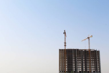 Mavi gökyüzünün altında inşaat vinci ve bina, şehirde yeni apartmanlar