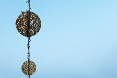 Ağaçtan sarkan dekoratif noel balosu