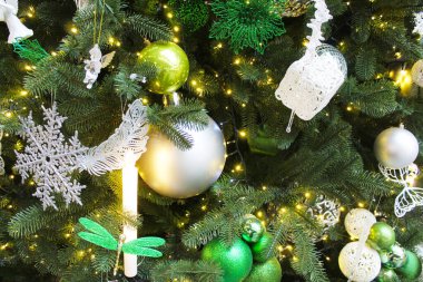  Noel süslemeleri ve ışıkları, yeni yıl yeşil arka plan, süslemeleri ve mumu olan Noel ağacı arka planı