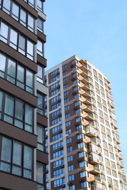 Mavi pencereli modern bina cephesi, Kyiv şehrindeki gökdelenler, pencerelerin arka planı 