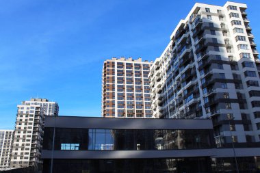 Şehrin modern binası