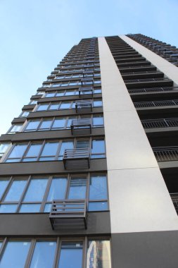 Modern binanın ön cephesi