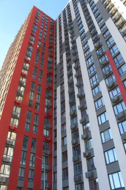 Modern çok katlı bina yeni apartman kompleksinde yapım aşamasında.