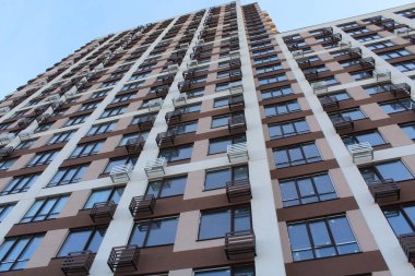 Modern çok katlı bina yeni apartman kompleksinde yapım aşamasında.