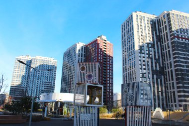 Kyiv şehrinin yeni bölgesinde güzel yeni binalar, binalara yakın güzel bir bölgede modern gökdelenler.