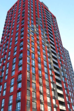 Kırmızı balkonlu yeni apartman binası, yeni binaların dış görünüşü.,