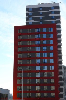 Balkonları olan modern bir apartman. modern mimari