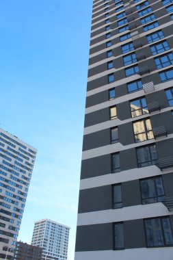 Şehirdeki yeni apartman binası, yeni binalar, gökyüzü olan modern ofis binası. 