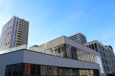 Yeni apartman ve modern binalar güneşli bir günde