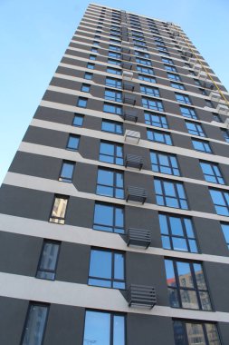 Şehirdeki yeni apartman binası, yeni binalar, gökyüzü olan modern ofis binası.