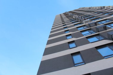 Yeni binaların ön cephesi, kentteki modern bina