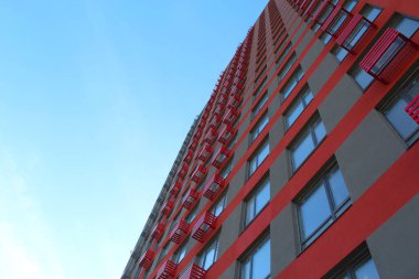 Mavi gökyüzü olan modern apartman