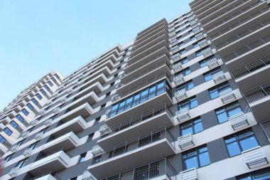 Balkonları olan yeni bir apartman. modern apartman cephesi