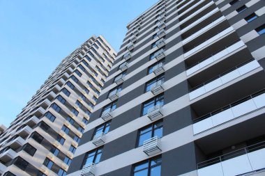 Modern bir apartmanın ön cephesi