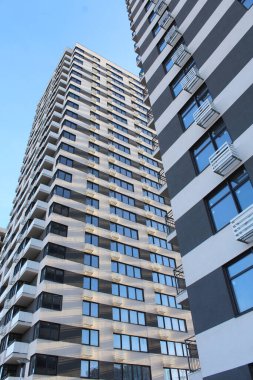 Pencereli modern bina, dış görünüşü modern apartman..