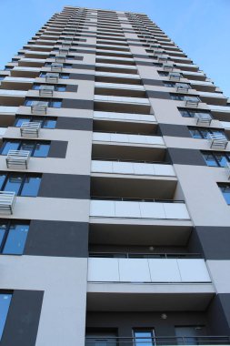 Balkonlu modern binanın ön cephesi