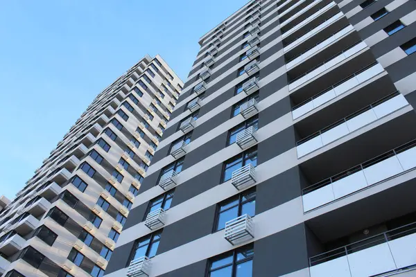 Modern bir apartmanın ön cephesi