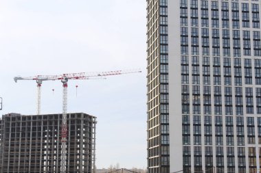 Arka planda vinç olan bir ofis binası.