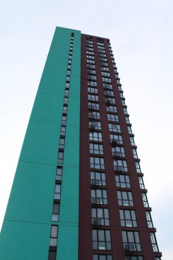 Şehirdeki modern apartman binası, modern bina cephesi