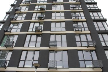 Balkonlu bir bina, modern bir binanın ön cephesi..