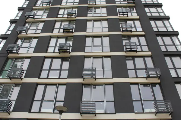 Balkonlu bir bina, modern bir binanın ön cephesi..