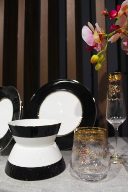 Lüks bir restoranda güzel bir masa.