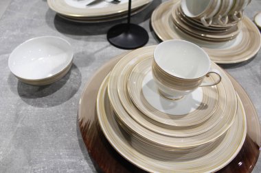 Tabakları ve çatal bıçakları olan boş seramik tabak