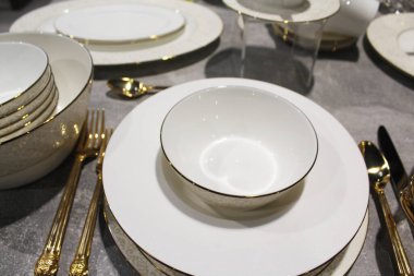 Boş tabaklar, sofrayı hazırlamak, masada güzel seramik tabaklar.