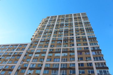 Yeni bina ve mavi gökyüzü, arka planda modern bina