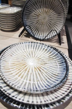 Masada boş seramik tabaklar