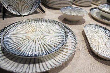 Masada boş seramik tabaklar