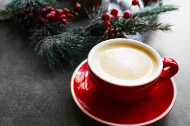 Beyaz noel ağacı olan bir fincanda sıcak çikolata