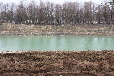 Ormanda bir göl inşaatı.