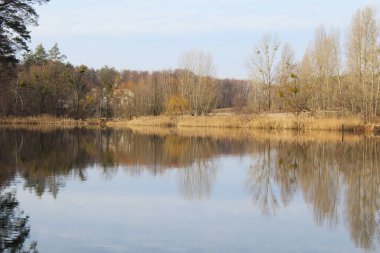 Sonbaharda yansımayla göl, Güzel bir sonbahar gününde 