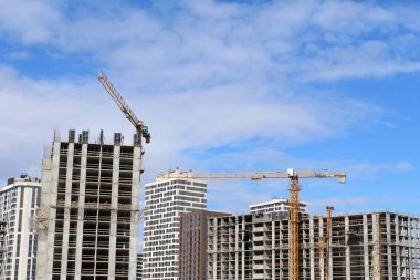 şantiye ve mavi gökyüzü vinç