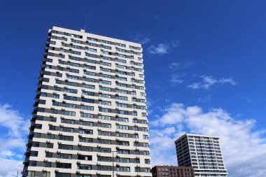 Modern apartman binası. şehir arkaplanı