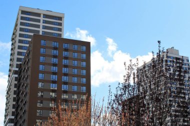 Şehirdeki modern apartmanlar