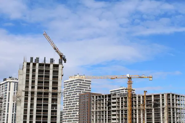 şantiye ve mavi gökyüzü vinç