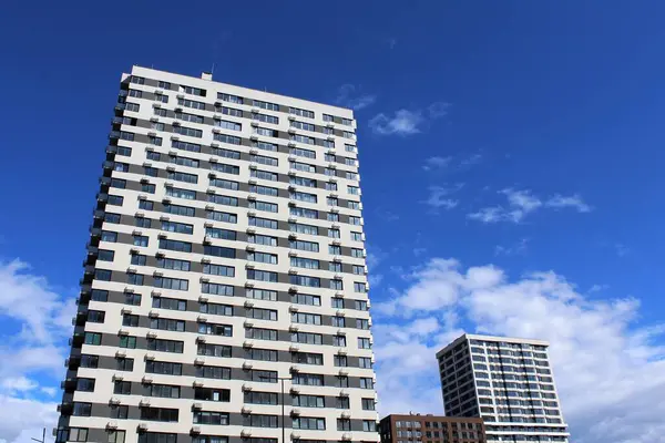 Modern apartman binası. şehir arkaplanı