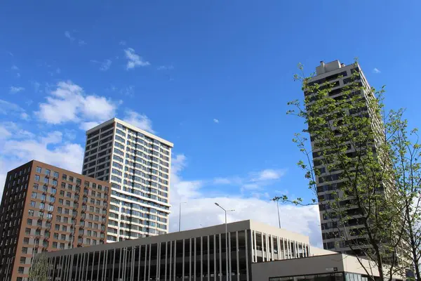 Şehrin modern binası