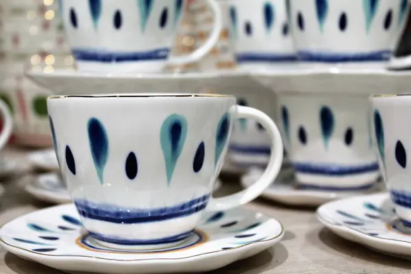 Masa takımları, güzel bardaklar, masaya seramik bardaklar.